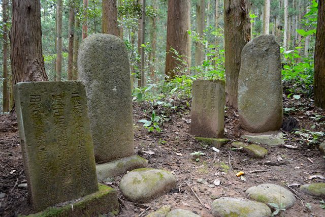 The graves of Kiyoakiko Tamura and Yukimurako Mada