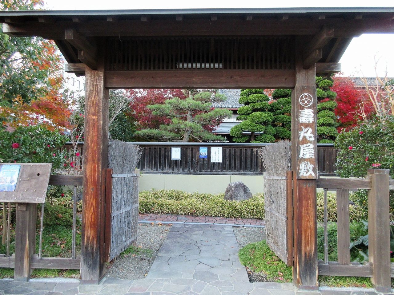 全長8メートル！県内最大級のひな壇飾りに圧倒される「壽丸屋敷のほっこりおひなさま展」