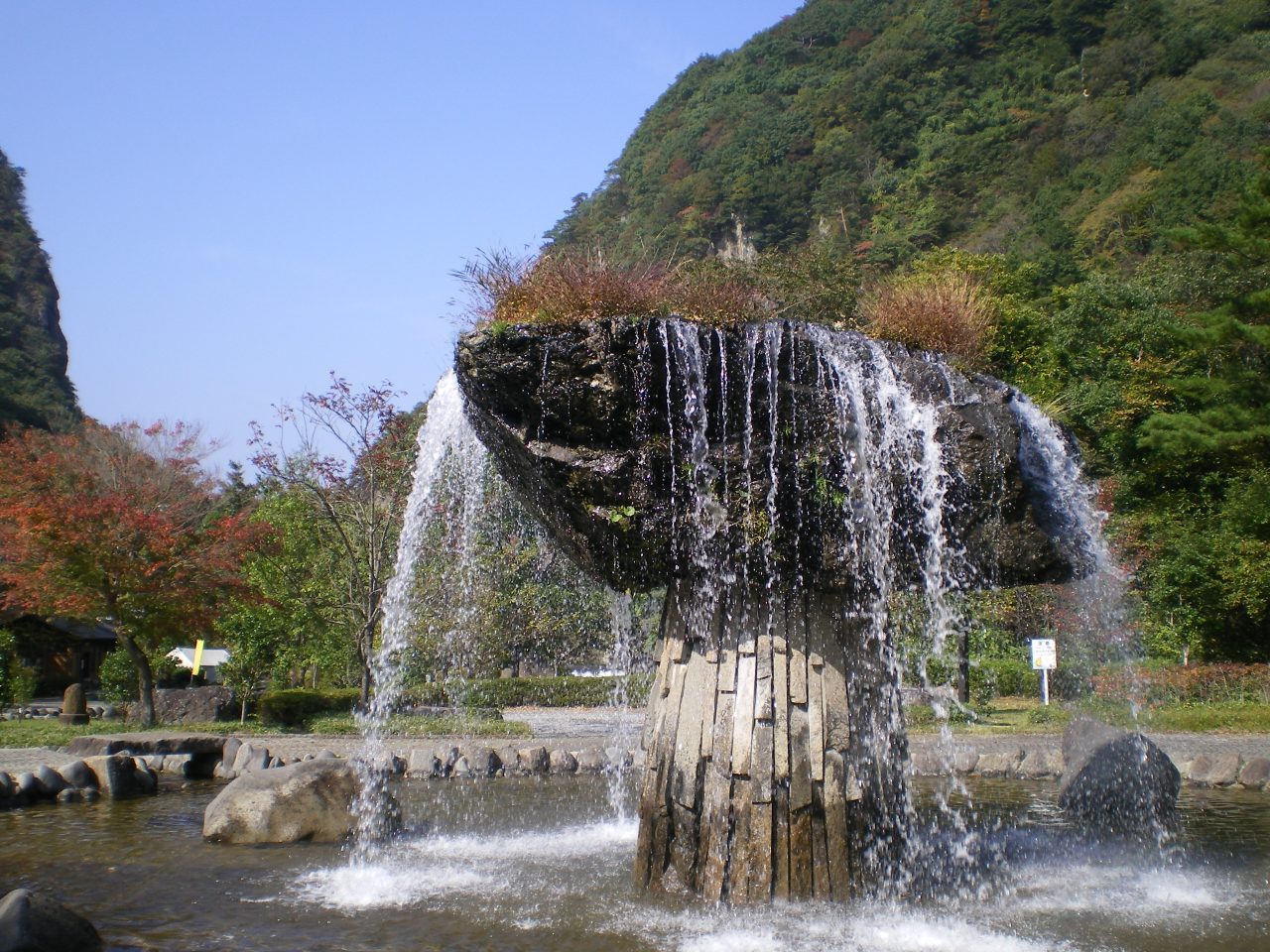 【사이모쿠이와공원(材木岩公園)】 나라의 천연기념물인 「자이모쿠이와(材木岩)」의 조형미를 간접적으로 느낄 수 있는「물과 돌의 대화의 공원(水と石との語らいの公園)」