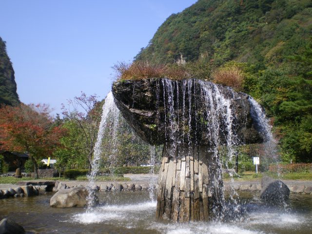 【材木岩公園】国の天然記念物「材木岩」の造形美を間近に感じられる「水と石との語らいの公園」