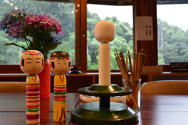 การลงสีโคเคชิ สีสันสวยงามของที่หมุนสำหรับทำเครื่องปั้นดินเผาตั้งเด่นออกมา คุณสามารถใช้ที่หมุนแบบมือสำหรับทำคเคชิของคุณเอง "หมู่บ้านยาจิโระ โคเคชื"