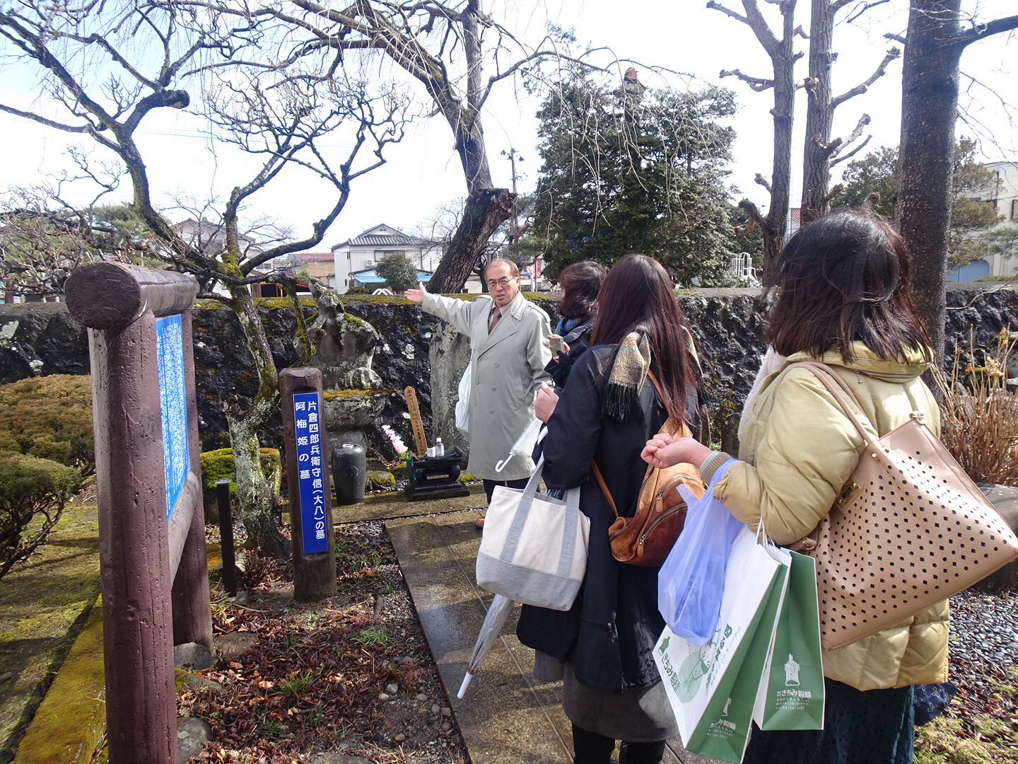 เดินไปพร้อมกับไกด์ท้องถิ่น ในทัวร์เดินชมเมือง Shiroishi